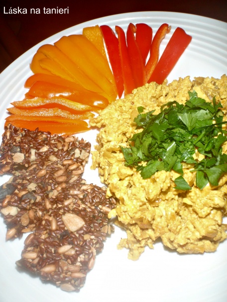 Tofu na cibuli, kurkume a ľanové krekry - obrázok 3