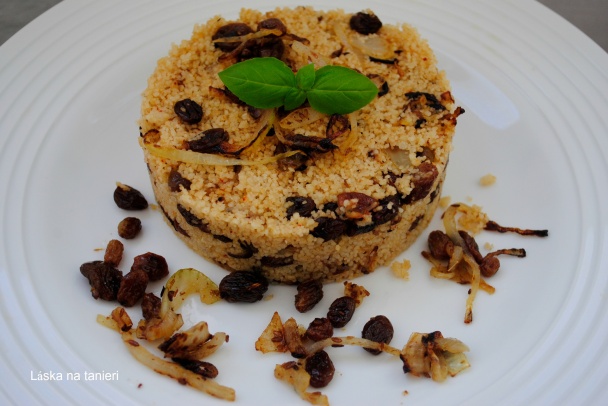 Kuskus s cibuľou a hrozienkami - obrázok 2