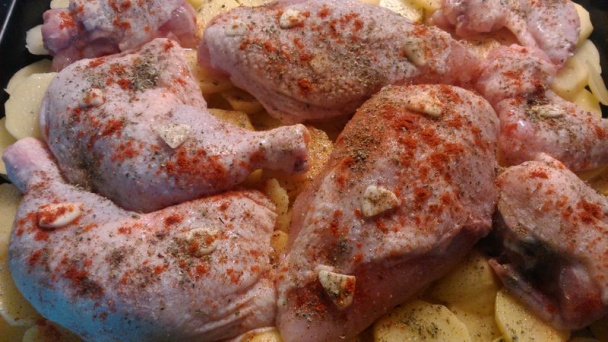 Pečené kura so zemiakmi a kyslou kapustou - obrázok 1