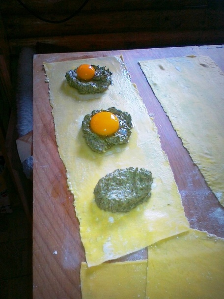 Špenátovo-tvarohové ravioli preliate maslom s chilli a petržlenovou vňaťou  - obrázok 4