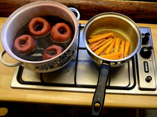 Jablko varené vo víne a glazovaná mrkva v mede s citrónovou a vínovou omáčkou (fotorecept) - obrázok 2
