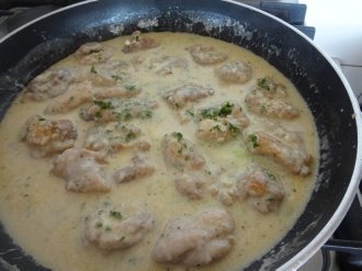 Kuracie kúsky v smotanovo - cesnakovej omáčke (fotorecept) - obrázok 6