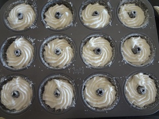 Malé kokosové bábovky plnené citrónovým maslom (fotorecept) - obrázok 3