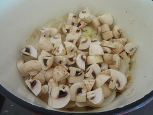 Hovädzie s hríbami zapečené pod plátkami  zemiakov (fotorecept) - obrázok 5