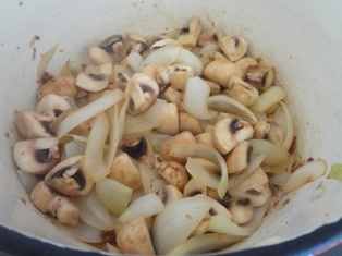 Hovädzie s hríbami zapečené pod plátkami  zemiakov (fotorecept) - obrázok 6