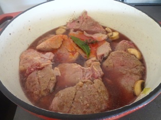 Hovädzie s hríbami zapečené pod plátkami  zemiakov (fotorecept) - obrázok 7