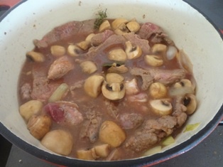 Hovädzie s hríbami zapečené pod plátkami  zemiakov (fotorecept) - obrázok 8