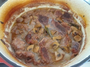 Hovädzie s hríbami zapečené pod plátkami  zemiakov (fotorecept) - obrázok 10