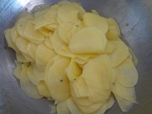 Hovädzie s hríbami zapečené pod plátkami  zemiakov (fotorecept) - obrázok 11