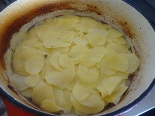 Hovädzie s hríbami zapečené pod plátkami  zemiakov (fotorecept) - obrázok 12