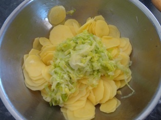 Herbed potato pie - Zemiakovy paj (fotorecept) - obrázok 8