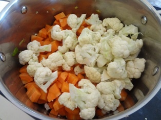 Mrkvová polievka s karfiolom a s vyprážanými cibuľovými kolieskami (fotorecept) - obrázok 2