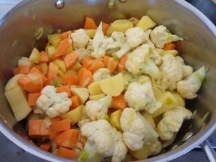 Mrkvová polievka s karfiolom a s vyprážanými cibuľovými kolieskami (fotorecept) - obrázok 4