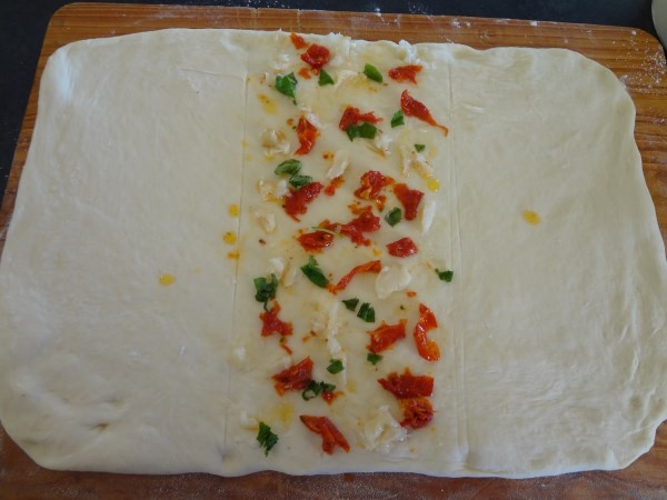 Chlebové bochníky plnené sušenymi paradajkami a pečeným cesnakom (fotorecept) - obrázok 4
