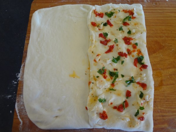 Chlebové bochníky plnené sušenymi paradajkami a pečeným cesnakom (fotorecept) - obrázok 5