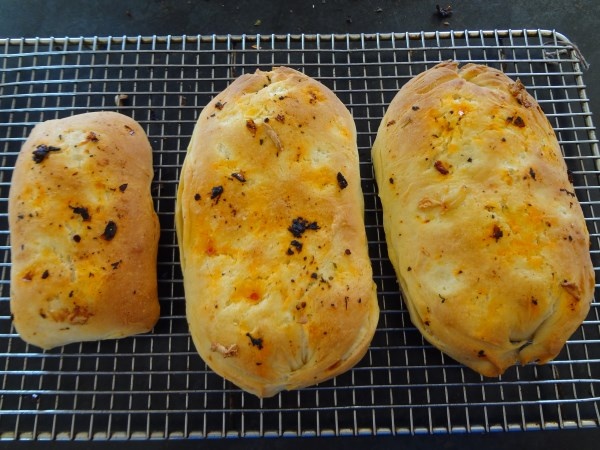 Chlebové bochníky plnené sušenymi paradajkami a pečeným cesnakom (fotorecept) - obrázok 8