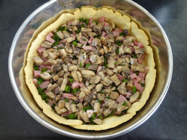 Slaný koláč s hríbikami a šunkou (fotorecept) - obrázok 6