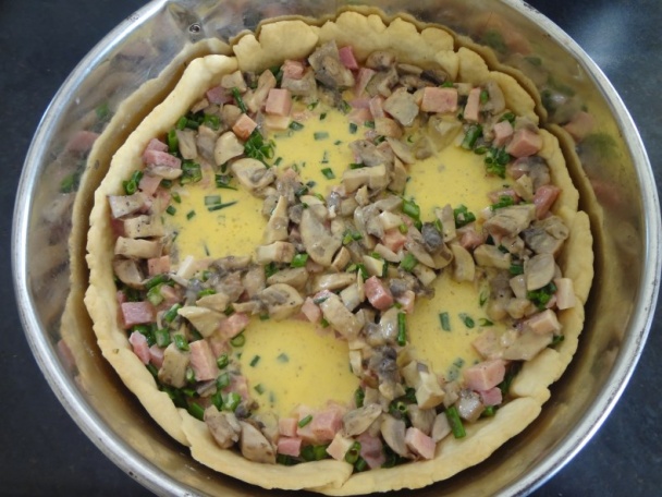 Slaný koláč s hríbikami a šunkou (fotorecept) - obrázok 7