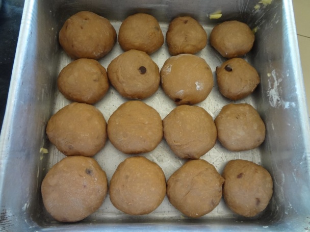 Čokoládové veľkonočné buchtičky-Chocolate Hot Cross Buns (fotorecept) - obrázok 5