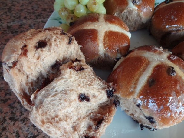 Čokoládové veľkonočné buchtičky-Chocolate Hot Cross Buns (fotorecept) - obrázok 10