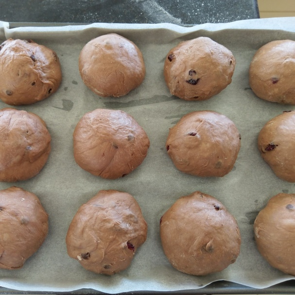 Čokoládové buchtičky plnené marcipánom - Hot cross buns (fotorecept) - obrázok 6