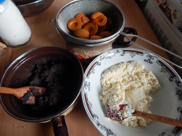 Kysnutý koláč s makom, tvarohom a marhuľami (fotorecept) - obrázok 2