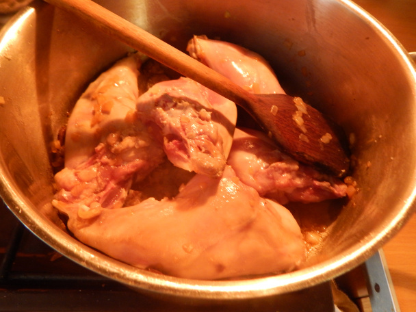 Dusené králičie stehná s klobásou (fotorecept) - obrázok 4