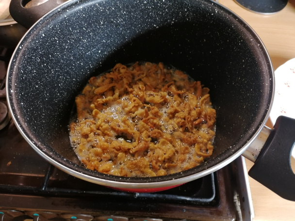 Oškvarky z kuracích koží (fotorecept) - obrázok 1