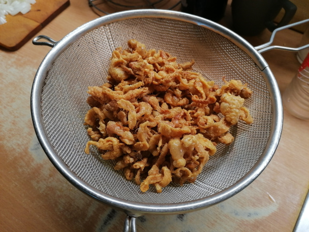 Oškvarky z kuracích koží (fotorecept) - obrázok 2