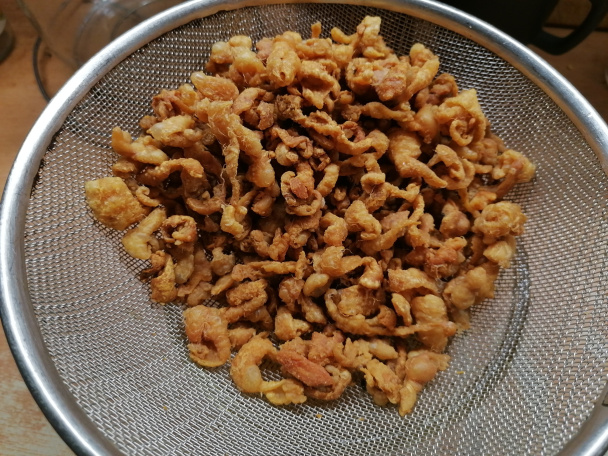 Oškvarky z kuracích koží (fotorecept) - obrázok 3