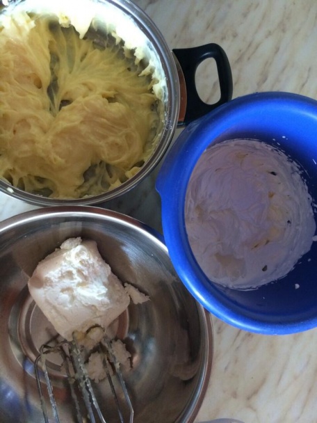 Koláč s vanilkovo-tvarohovým krémom a višňami (fotorecept) - obrázok 4