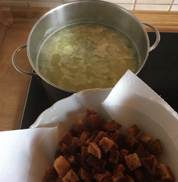 Cesnaková polievka s opekaným chlebíkom (fotorecept) - obrázok 6