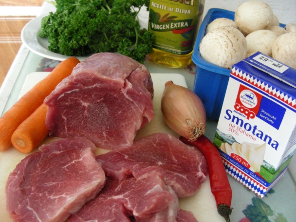 Bravčové plátky v smotanovo-hubovej omáčke s nokmi (fotorecept) - obrázok 1