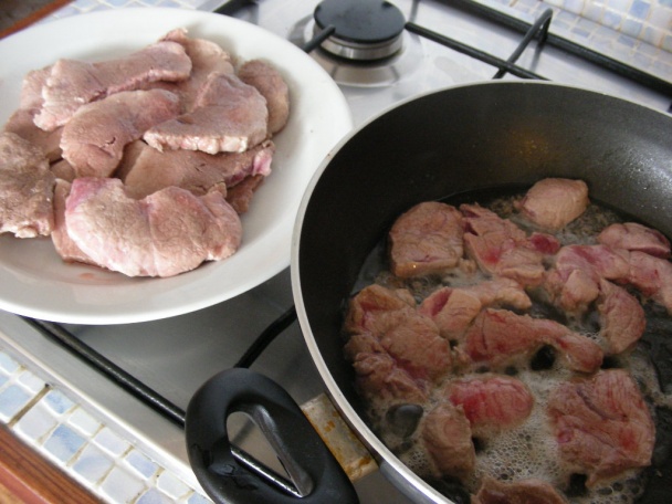 Bravčové plátky v smotanovo-hubovej omáčke s nokmi (fotorecept) - obrázok 2