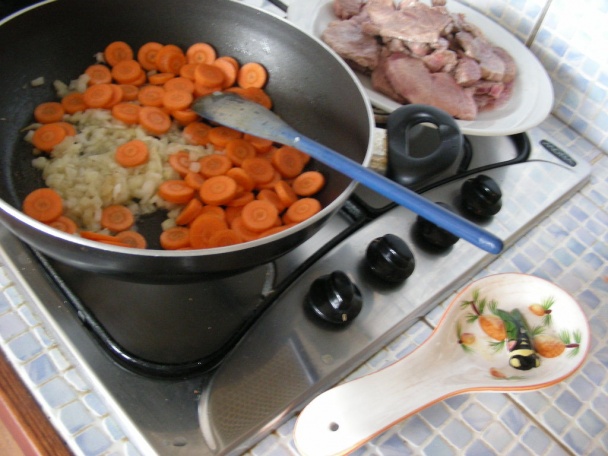 Bravčové plátky v smotanovo-hubovej omáčke s nokmi (fotorecept) - obrázok 3