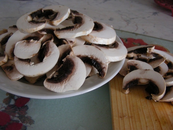 Bravčové plátky v smotanovo-hubovej omáčke s nokmi (fotorecept) - obrázok 6