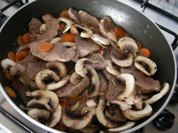 Bravčové plátky v smotanovo-hubovej omáčke s nokmi (fotorecept) - obrázok 7