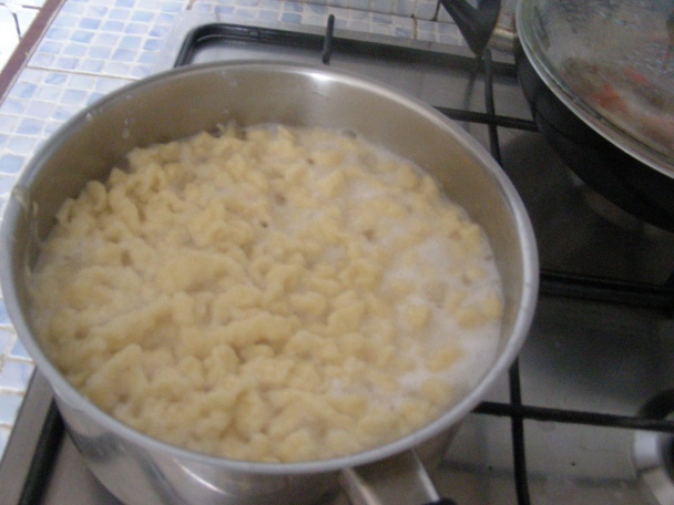 Bravčové plátky v smotanovo-hubovej omáčke s nokmi (fotorecept) - obrázok 9