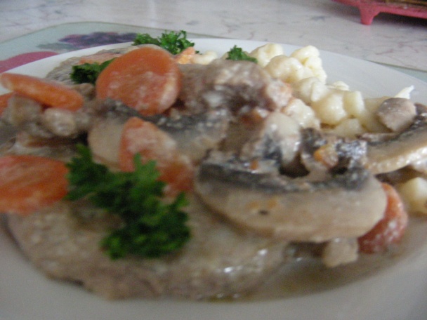 Bravčové plátky v smotanovo-hubovej omáčke s nokmi (fotorecept) - obrázok 11