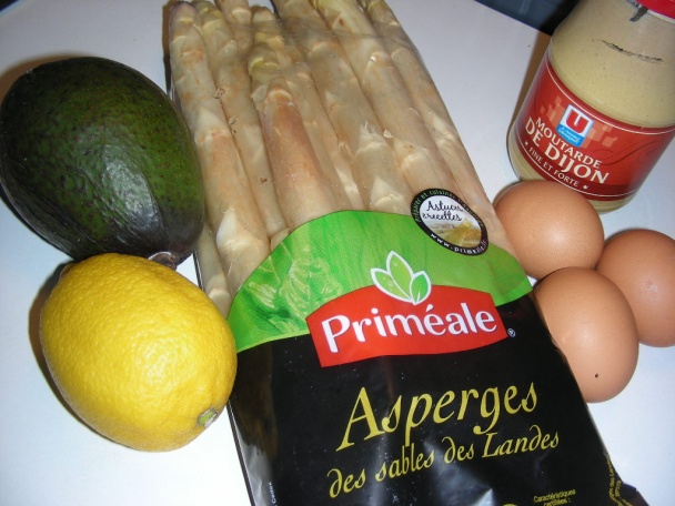 Špargľa s avokádovými vajcami - obrázok 1