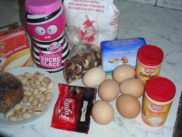 Koláč z bielkov a sušeného ovocia - obrázok 1