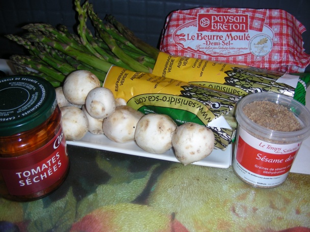 Zelená špargľa na slanom masle, červenej cibuli a šampiňónoch (fotorecept) - obrázok 1