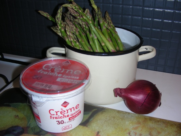 Zelená špargľa na slanom masle, červenej cibuli a šampiňónoch (fotorecept) - obrázok 3