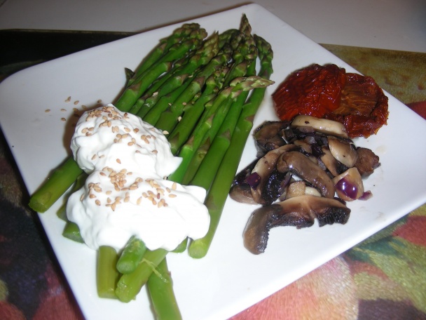 Zelená špargľa na slanom masle, červenej cibuli a šampiňónoch (fotorecept) - obrázok 4