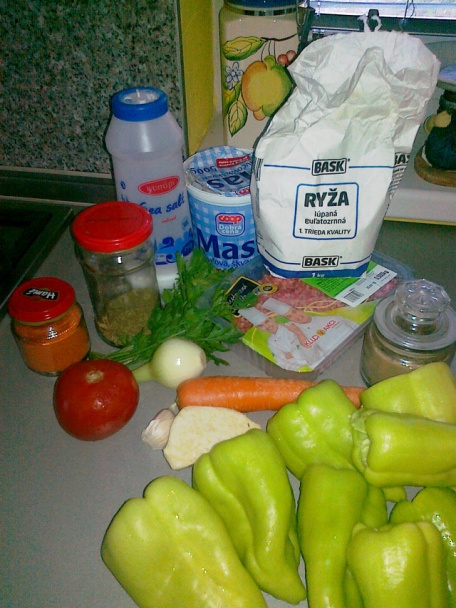 Plnené papriky s mletým mäsom a ryžou - Пълнени чушки с кайма и ориз (fotorecept) - obrázok 1