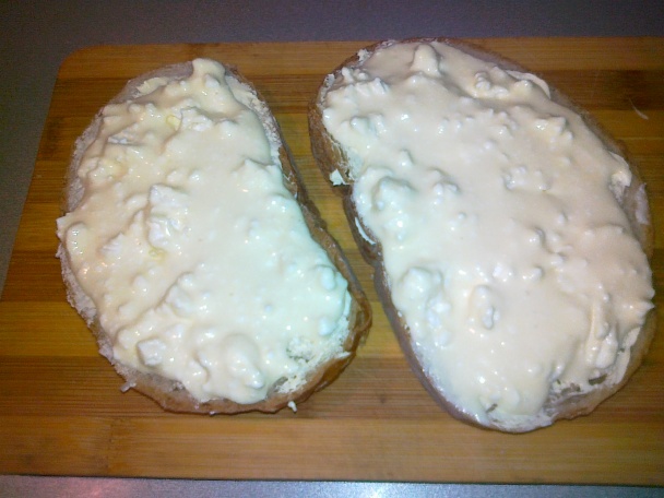 Zapekané chlebíky so syrom a vajíčkom - Сандвич с яйце и сирене. - obrázok 1