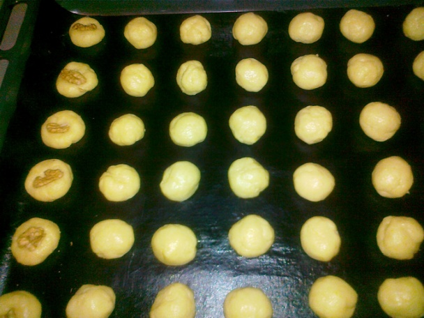 Koláčiky s lieskovcom - Курабийки с лешници - obrázok 1