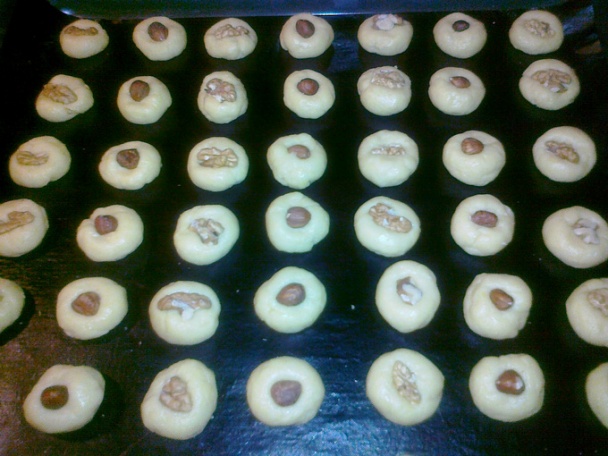 Koláčiky s lieskovcom - Курабийки с лешници - obrázok 2