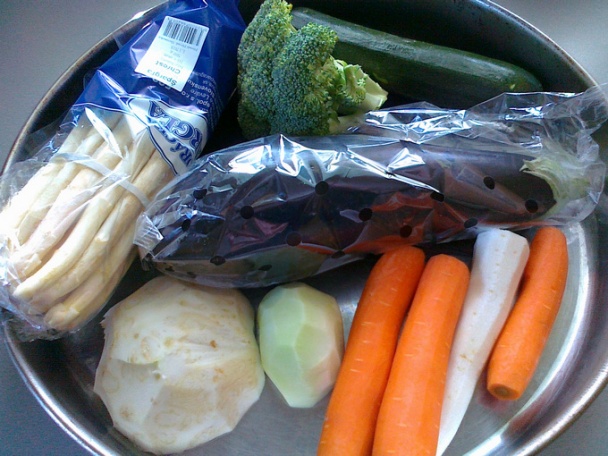 Kuracie stehná na zelenine - Лесни пилешки бутчета със зеленчуци (fotorecept) - obrázok 1