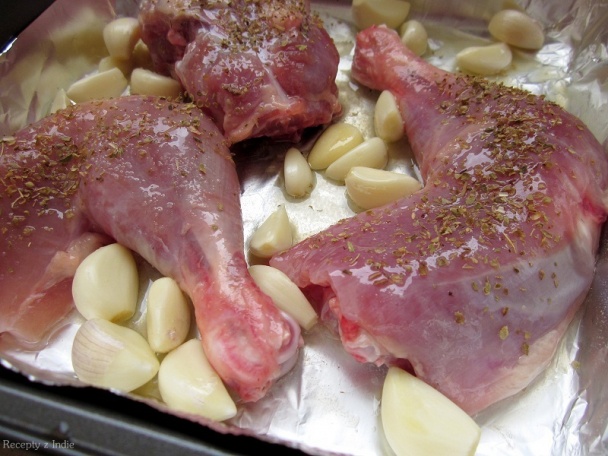 Pečené kuracie stehná s citrónovo-medovou zálievkou a 20 strúčikmi cesnaku - obrázok 1